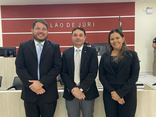 Ozires Neto esteve acompanhado da vereadora Juliana Sampaio, reforçando a presença do Poder Legislativo. — Foto: Divulgação