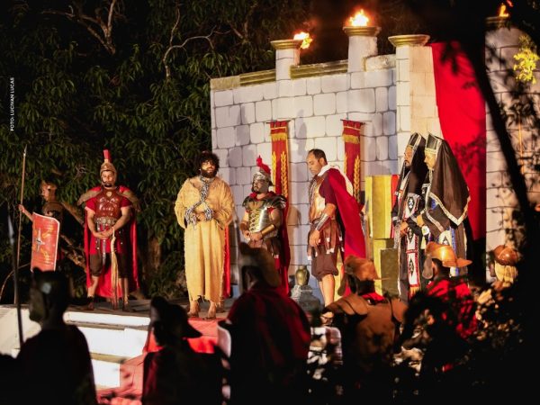 Espetáculo 'Paixão de Cristo' apresentado ao ar livre, em Cuité, PB — Foto: Lucivan Lucas/Divulgação