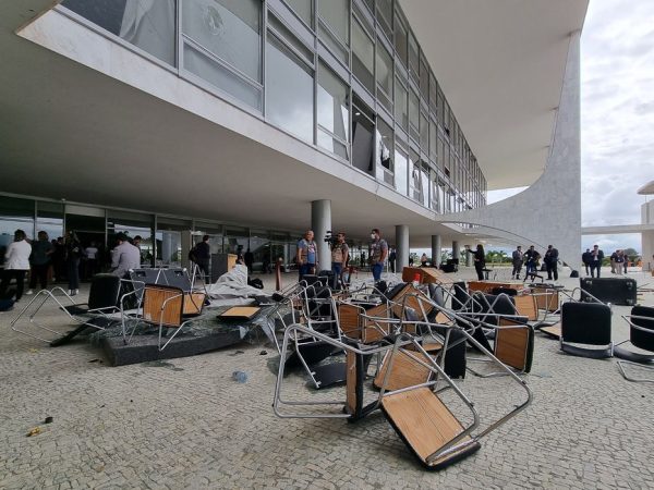 Uma visão geral mostra móveis e janelas danificadas no  Palácio do Planalto, após as manifestações que ocorreram no ultimo domingo na capital federal