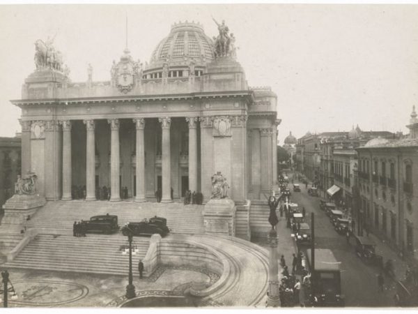 Palácio Tiradentes, no Rio de Janeiro, construído para sediar a CâmaraLivro de atas da Assembleia-Geral Constituinte de 1823, integrante do acervo - Foto: Augusto Malta, 1926c. Acervo Instituto Moreira SallesAgência Câmara
