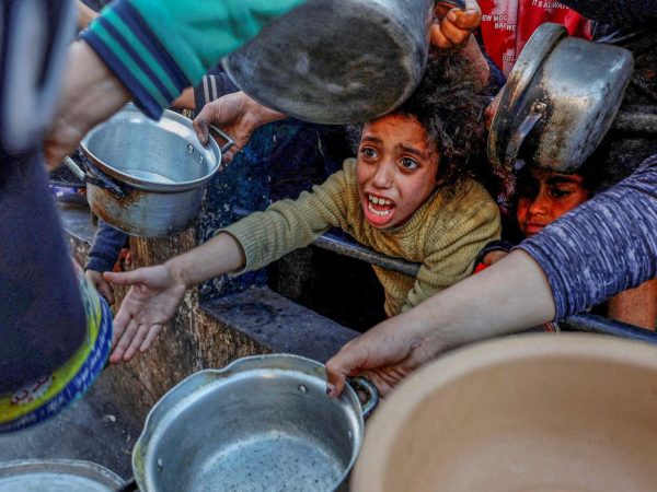 Palestinos esperam para receber comida durante o mês sagrado de jejum muçulmano do Ramadã em Rafah, sul da Faixa de Gaza
13/03/2024
REUTERS/Mohammed Salem