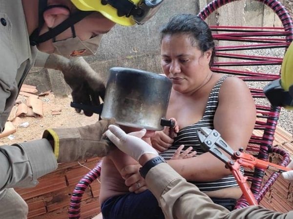 Bombeiros tentam resgatar Artur Santos, bebê que ficou com panela de pressão presa na cabeça — Foto: Reprodução/Corpo de Bombeiros
