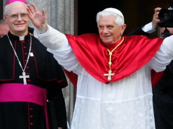 O papa Bento XVI acena para fiéis ao chegar para encontro com os bispos do Brasil, na catedral da Sé, centro de São Paulo. — Foto: Celso Junior/Estadão Conteúdo/AE