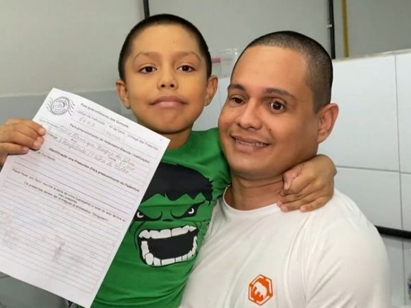 Pai ganha olho de vidro após pedido emocionante do filho na campanha “Papai Noel dos Correios” — Foto: Reprodução/TV Cabo Branco
