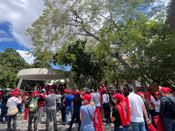 Servidores da Saúde de Campina Grande aprovam greve, mas Justiça decreta ilegalidade — Foto: Bruna Couto/g1