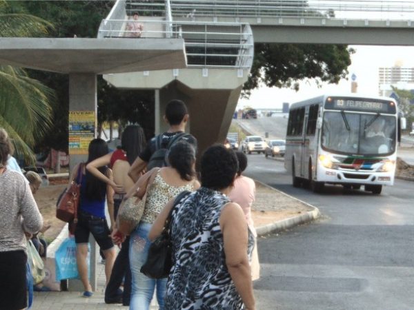 Passageiros aguardam ônibus em Natal - Rodrigo Ferreira / Agora RN