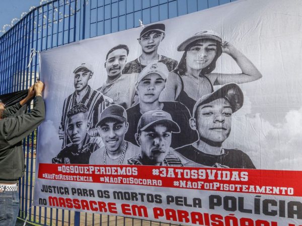 São Paulo (SP) 25/07/2023 - Familiares das vítimas do caso Paraisópolis fazem ato que marca a primeira audiência do caso no Fórum Criminal da Barra Funda.   
Foto: Paulo Pinto/Agência Brasil