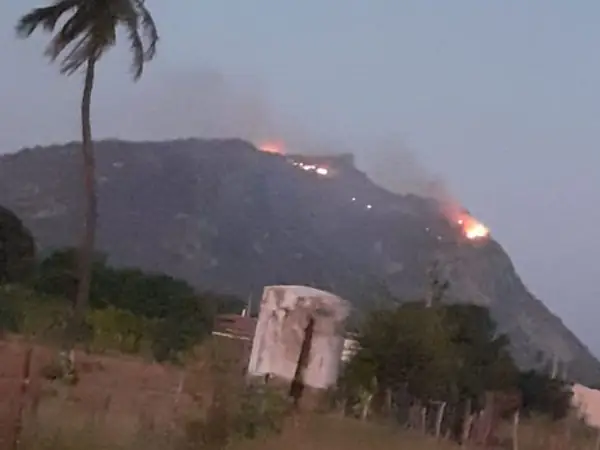 Corpo de Bombeiros confirma que queimada foi cessada em local utilizado para trilhas ecológicas. Também houve registro de incêndio próximo ao Açude Itans, em Caicó — Foto: Reprodução