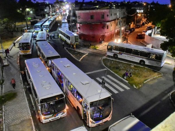 Paralisação dos ônibus em Natal, Viaduto do Baldo, protesto motoristas — Foto: Pedro Vitorino