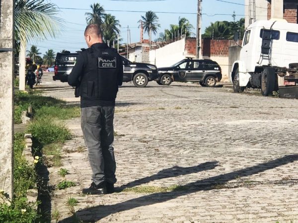 Policiais civis estiveram na Rua Áustria, no bairro Passagem de Areia, onde o corpo foi encontrado (Foto: Kleber Teixeira/Inter TV Cabugi)
