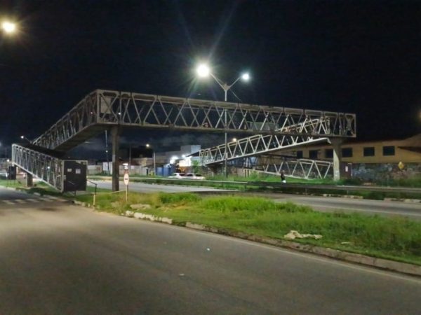 Passarela sobre a BR-101, de onde mulher caiu, foi interditada nesta sexta (17). — Foto: Brunno Rocha/Inter TV Cabugi