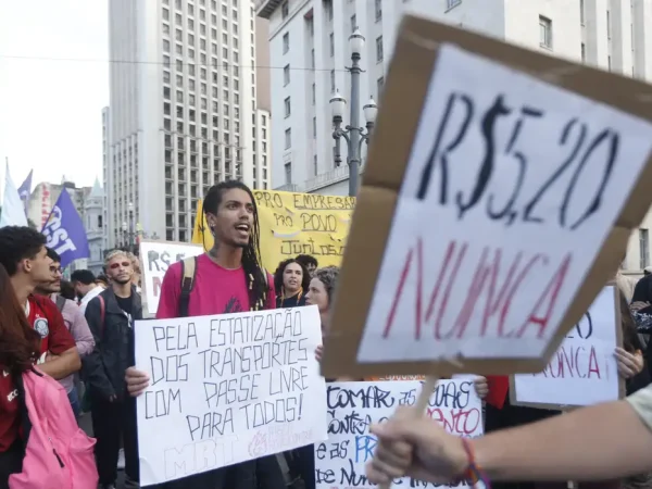 São Paulo (SP), 09/01/2025 - Movimento Passe Livre faz manifestação na frente da Prefeitura, contra o aumento das tarifas nos transportes públicos de São Paulo . Foto: Paulo Pinto/Agência Brasil
