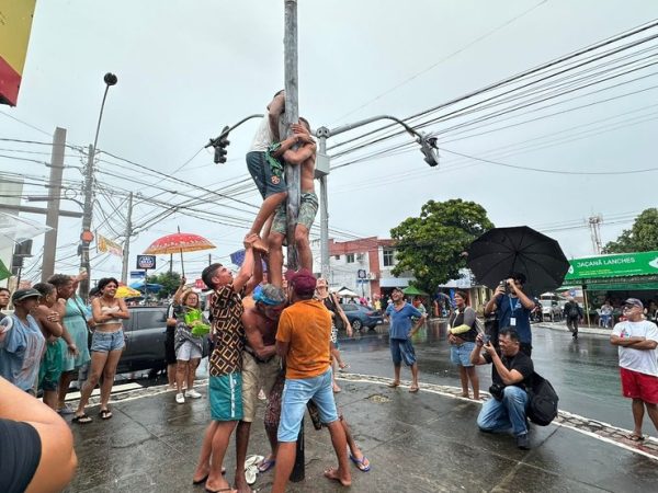 Desafio do pau de sebo chama atenção no bairro do Alecrim, em Natal — Foto: Kleber Teixeira/Inter TV Cabugi