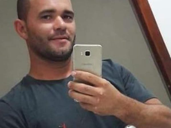 Paulo Roberto da Silva, de 36 anos, ex-namorado da jovem, é procurado por tentativa de homicídio — Foto: Polícia Civil