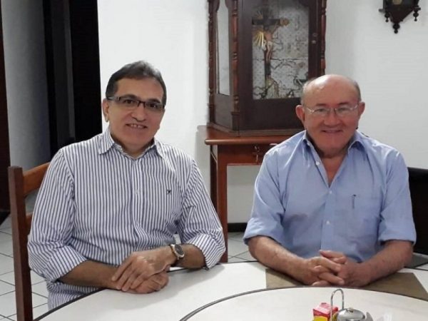 Deputado estadual Vivaldo Costa e o chefe de gabinete e ex-vereador, Paulo Roque — Foto: Assessoria.
