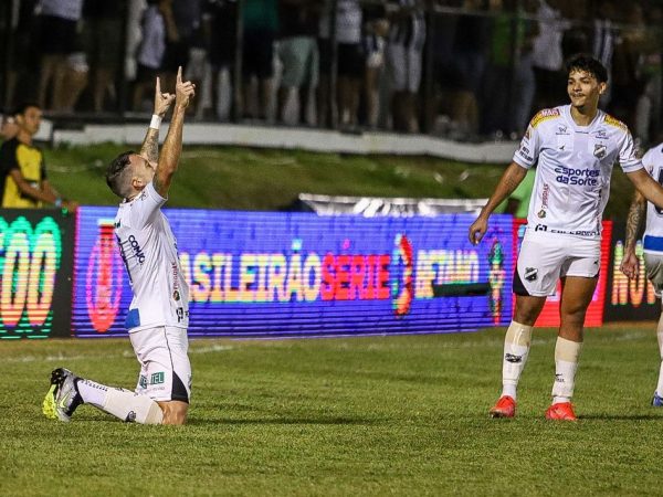 Paulo Sérgio comemora gol em vitória do ABC sobre a Ponte Preta — Foto: Alexandre Lago