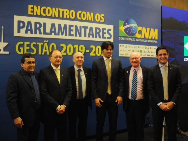 O encontro ocorreu na sede da CNM, em Brasília — Foto: Ag. LAR