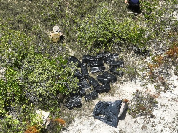 Cerca de 600 kg de droga foram localizados no início da manhã desta segunda (29) na Redinha — Foto: PCRN/Divulgação