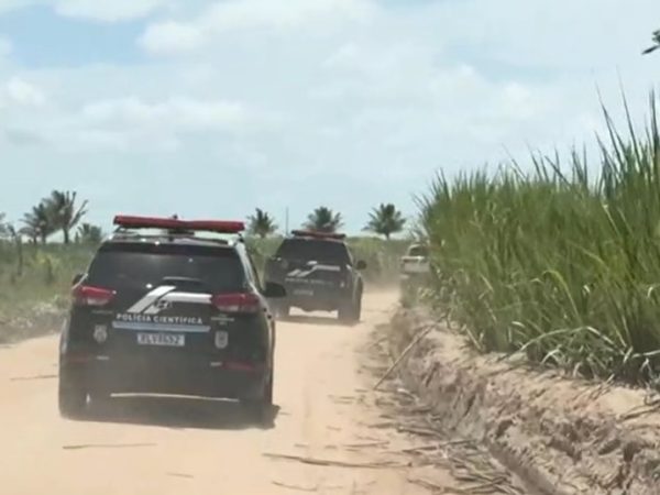 Polícia Científica a caminho de onde homens foram mortos — Foto: Reprodução/TV Cabo Branco