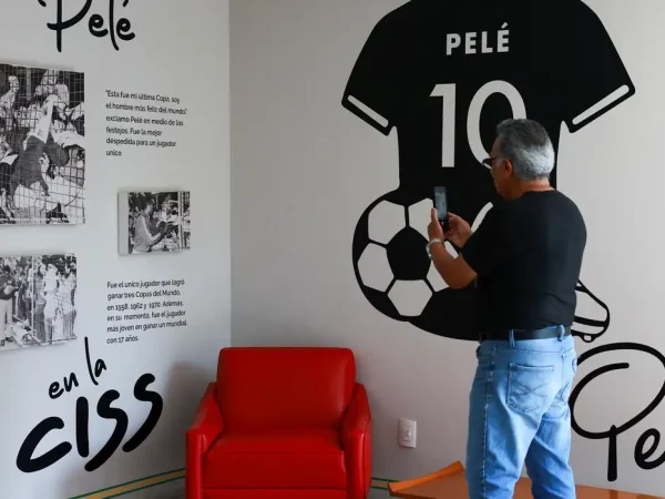 Visitante tira foto em exposição onde o público pode visitar o quarto onde Pelé ficou hospedado antes da final da Copa do Mundo de 1970 na Cidade do México
2 de junho de 2026 REUTERS/Raquel Cunha