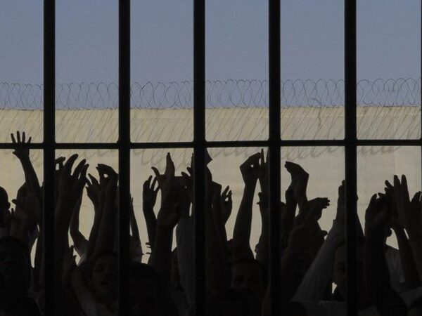 Silhueta de presos em presídio. Foto: Wilson Dias/Agência Brasil