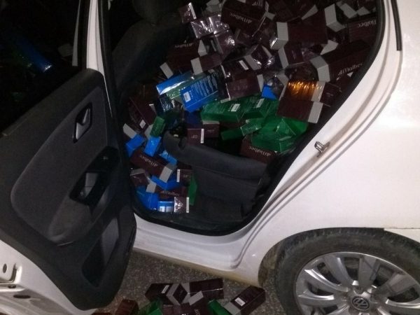 Perfumes roubados foram encontrados dentro de dois veículos, após troca de tiros entre policiais e criminosos em Apodi, RN (Foto: PM/Divulgação)