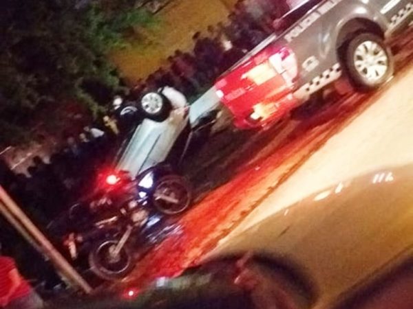 Bandidos perderam o controle do carro durante a perseguição e acabaram capotando o veículo, que havia sido roubado — Foto: PMRN/Divulgação