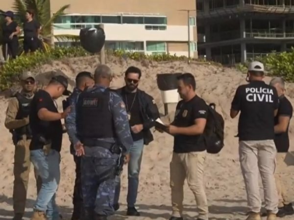 Polícia foi acionada por pessoas que caminhavam na praia e avistaram o corpo — Foto: Reprodução/TV Cabo Branco