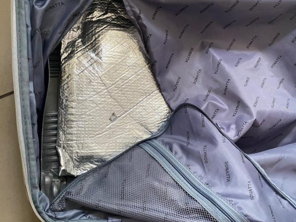 Droga foi encontrada dentro dos forros de duas malas, no Aeroporto de Natal — Foto: Polícia Federal/Divulgação