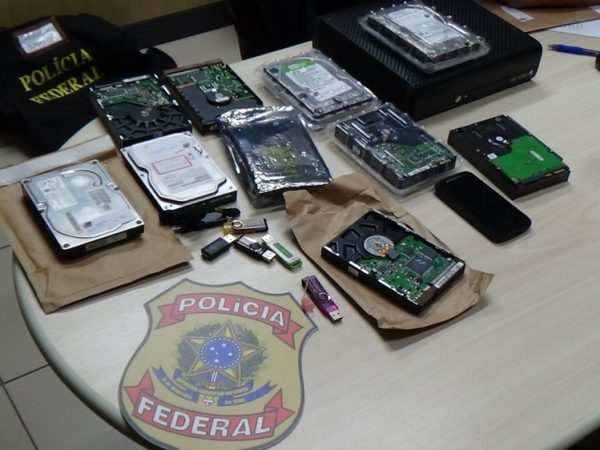 Materiais de informática foram apreendidos pela Polícia Federal em operação de combate à pornografia infantil em 5 cidades do RN (Foto: PF/Divulgação)
