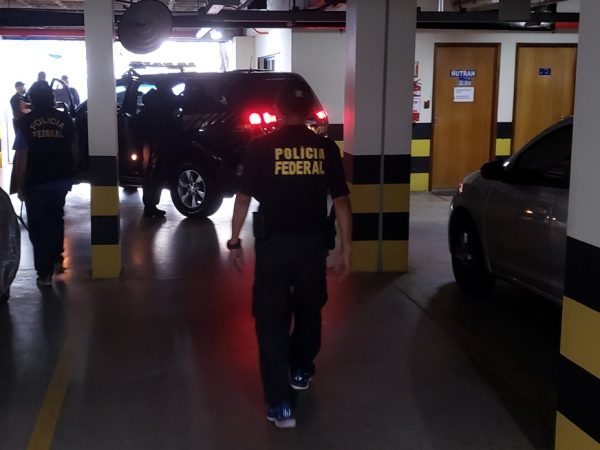 Policiais federais cumprem 5 mandados de busca e apreensão e 4 mandados de prisão temporária em Parnamirim — Foto: Polícia Federal/Divulgação