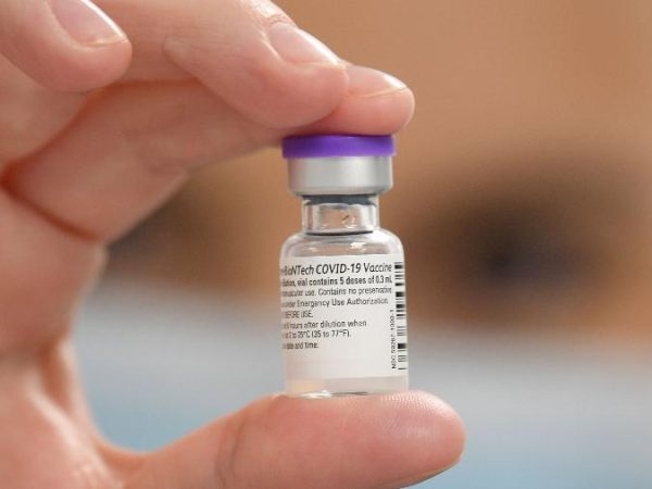 Chamada de BNT162, a vacina é feita com tecnologia de RNA mensageiro. — Foto: JUSTIN TALLIS / various sources / AFP