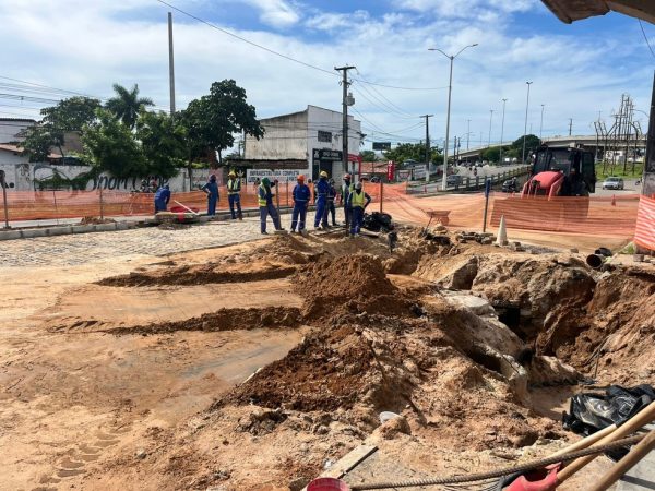 Obra da Caern no mesmo trecho onde prefeitura de Natal fechou cratera na Avenida João Medeiros Filho — Foto: Philipe Salvador/Inter TV Cabugi