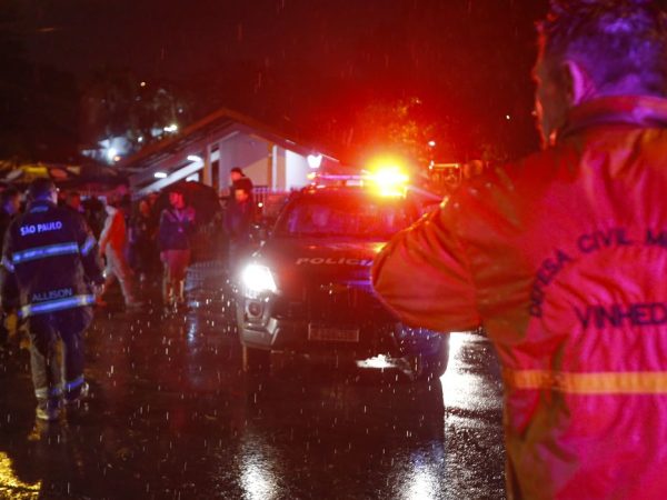 Vinhedo (SP) 09/08/2024 - Movimentação próximo ao local do acidente que envolveu o avião da Voepass Linhas Aéreas acaba de divulgar à imprensa a lista contendo os nomes dos passageiros que estavam no voo 2283, operado pela aeronave ATR-72, de Cascavel (PR) à Guarulhos (SP), que caiu no início da tarde desta sexta-feira (9). A morte de 57 passageiros e de 4 tripulantes foi confirmada. A informação corrige o número de 58 passageiros divulgado anteriormente.
A Voepass está prestando informações às famílias pelo número 0800 9419712.
Passageiros do voo 2283: 
Foto: Paulo Pinto/Agência Brasil