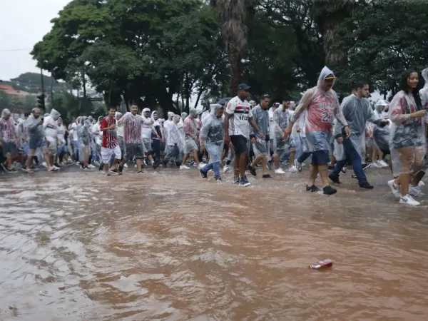 São Paulo (SP), 26/01/2025 - Forte chuva causa alagamento na entrada do estádio do MorumBIS.  Foto Paulo Pinto/Agencia Brasil