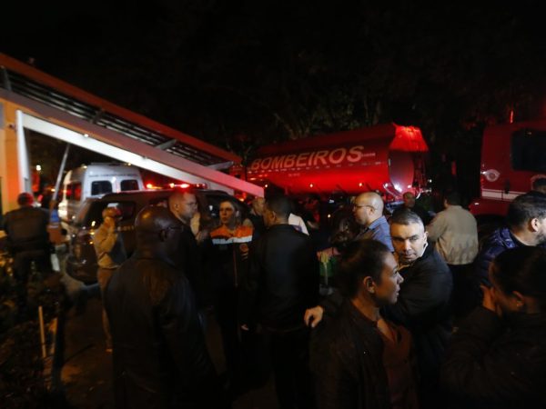 Vinhedo (SP) 09/08/2024 - Movimentação proximo ao local do acidente que envolveu o avião da Voepass Linhas Aéreas acaba de divulgar à imprensa a lista contendo os nomes dos passageiros que estavam no voo 2283, operado pela aeronave ATR-72, de Cascavel (PR) à Guarulhos (SP), que caiu no início da tarde desta sexta-feira (9). A morte de 57 passageiros e de 4 tripulantes foi confirmada. A informação corrige o número de 58 passageiros divulgado anteriormente.
A Voepass está prestando informações às famílias pelo número 0800 9419712.
Passageiros do voo 2283: 
Foto: Paulo Pinto/Agência Brasil