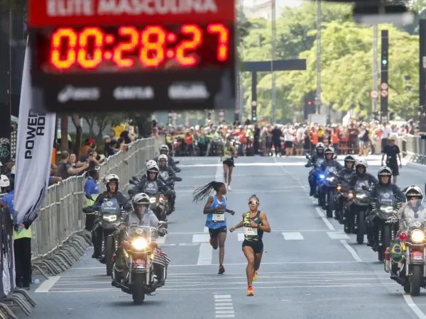 São Paulo (SP), 31/12/2024 - A brasileira Núbia de Oliveira (45) chega na terceira posição na pisputa da 99ª Corrida Internacional da São Silvestre. A tradicional corrida de rua tem expectativa de receber cerca de 37.500 corredores, público recorde.
O percurso da São Silvestre tem largada na Avenida Paulista (entre as ruas Frei Caneca e Augusta), vai até o Centro histórico e volta para a Paulista pela subida da Avenida Brigadeiro Luiz Antônio - difíceis quilômetros finais. Acaba em frente ao prédio da Fundação Cásper Líbero.
Foto: Paulo Pinto/Agência Brasil