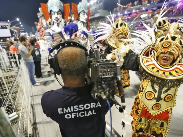 São Paulo (SP) 08/03/2025 - Cinegrafista da TV Brasil, emissora oficial, durante cobertura do Desfile das Escolas de Samba Campeãs. Foto: Paulo Pinto/Agência Brasil