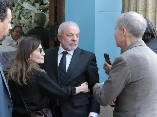 São Paulo (SP), 02/09/2025 - Presidente Luiz Inácio Lula da Silva participa do velório do jornalista Mino Carta, no cemitério São Paulo. Jornalista fundador e diretor de redação da revista Carta Capital , Quatro Rodas, Isto É, Veja e Jornal da Tarde, faleceu aos 91 anos. Foto: Paulo Pinto/Agência