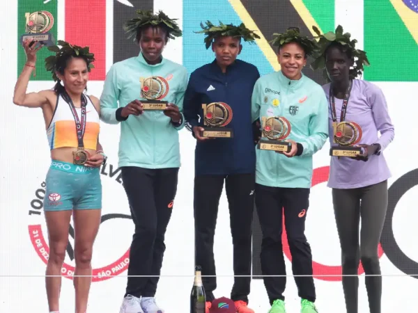 São Paulo (SP), 31/12/2025 - Atletas da categoria feminina no pódio da 100ª Corrida Internacional de São Silvestre. Foto: Paulo Pinto/Agencia Brasil