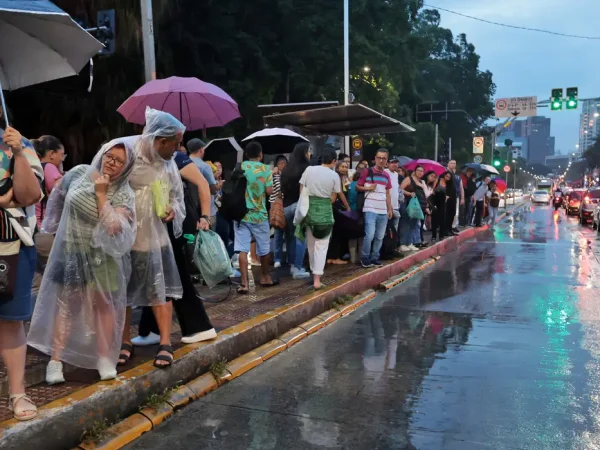 São Paulo (SP) 24/01/2025 - Forte chuva causa alagamentos e congestiona o trânsito e pontos de ônibus ficam lotados na Avenida Matarazzo em São Paulo.  Foto Paulo Pinto/Agencia Brasil