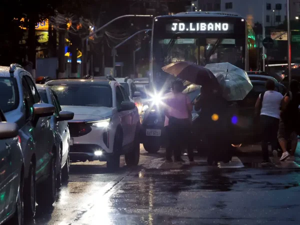 São Paulo (SP) 24/01/2025 - Forte chuva causa alagamentos e congestiona o trânsito e pontos de ônibus ficam lotados na Avenida Matarazzo em São Paulo.  Foto Paulo Pinto/Agencia Brasil