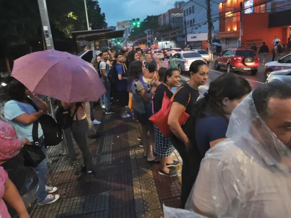 São Paulo (SP) 24/01/2025 - Forte chuva causa alagamentos e congestiona o trânsito e pontos de ônibus ficam lotados na Avenida Matarazzo em São Paulo.  Foto Paulo Pinto/Agencia Brasil