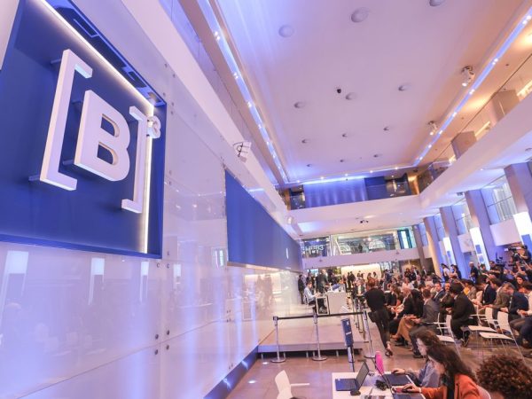 São Paulo (SP) - 11/11/2025 - Leilão de Otimização de BR-101/RJ Fluminense , na B3 em São Paulo. Grupo  Arteris vencedor do leilão, comemora na batida do martelo.

Foto Paulo Pinto/Agencia Brasil