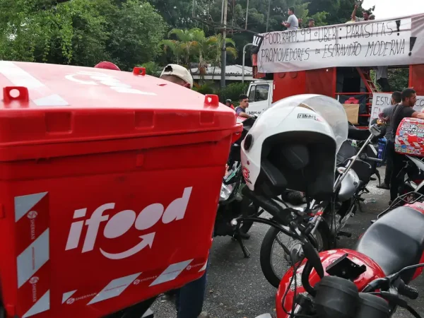 São Paulo (SP), 31/03/2025 - Entregadores de aplicativos de delivery em greve fazem manifestação na frente a sede do iFood em Osasco. Foto: Paulo Pinto/Agência Brasil