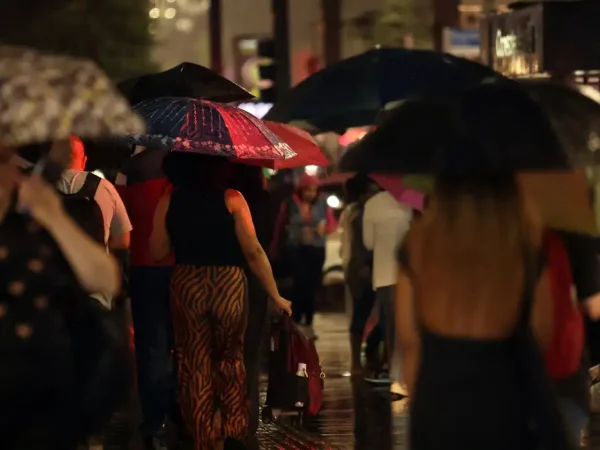 São Paulo (SP), 31/03/2025 - Pessoas durante chuva na Avenida Paulista. Foto: Paulo Pinto/Agência Brasil