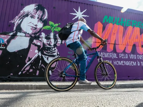 Sao Paulo (SP)-01/03/2026.  
Um ato no domingo em memória de Tainara Souza
Santos, de 31 anos, que morreu após ser atropelada e arrastada pelo ex-companheiro em São Paulo, irá marcar o início das mobilizações pelo Dia Internacional das Mulheres. 
Organizado pelo Ministério das Mulheres, o local escolhido para o ato é a Marginal Tietê, na zona norte da cidade de São Paulo, onde Tainara foi agredida, atropelada pelo ex-companheiro Douglas Alves da Silva e arrastada por mais de 1 quilômetro ao ficar presa ao carro dele, em 29 de novembro do ano passado. O ato contou com a presença das
ministras Márcia Lopes, Marina Silva , Sônia Guajajara e do Ministro Paulo Teixeira e a mãe Luciane ( mãe da vítima Taynara). Foto: Paulo Pinto/Agência Brasil