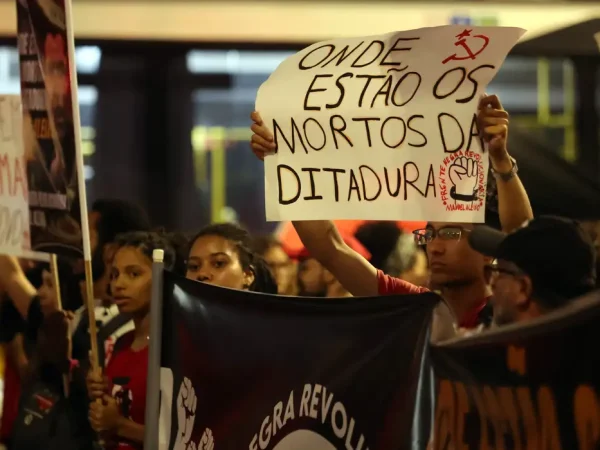 São Paulo (SP), 01/04/2025 - Pessoas participam do Cordão da Mentira para “descomemorar” o golpe militar e lembrar dos mortos pela Polícia Militar de SP, realizado no complexo histórico Pateo do Collegio. Foto: Paulo Pinto/Agência Brasil