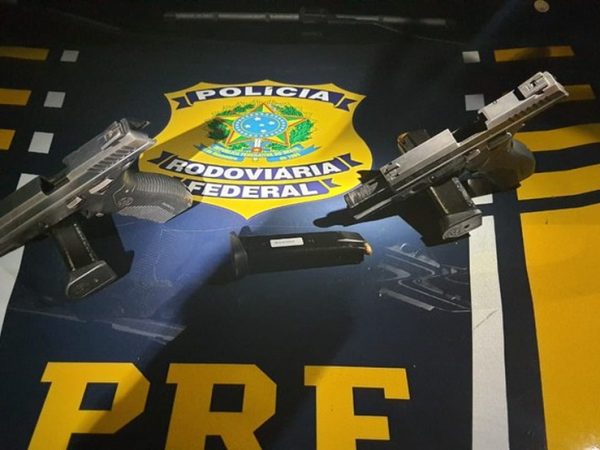 PRF prende homem e apreende duas pistolas e 39 munições na BR-226, em Macaíba — Foto: Divulgação
