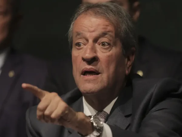 O presidente nacional do Partido Liberal (PL), Valdemar Costa Neto, fala com a imprensa no Centro de Eventos e Convenções Brasil 21, em Brasília.